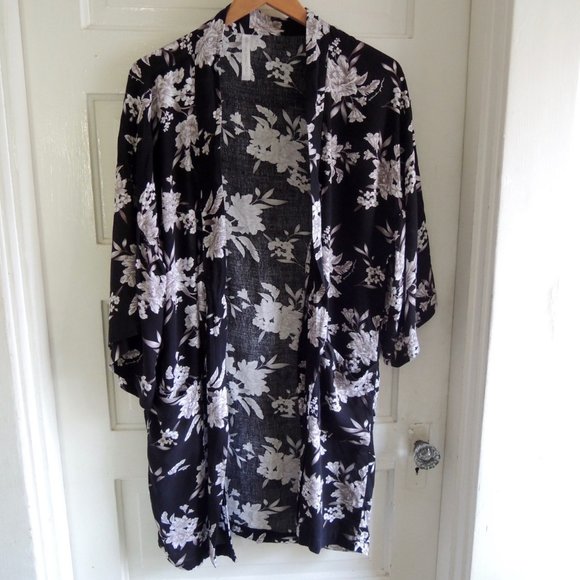 Spiritual Gangster Black & White Floral Maya Kimono OS - Picture 3 of 11